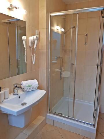 Фото номера Двухместный номер с 2 отдельными кроватями Отель Hotel Vector г. Тарново-Подгурне 6